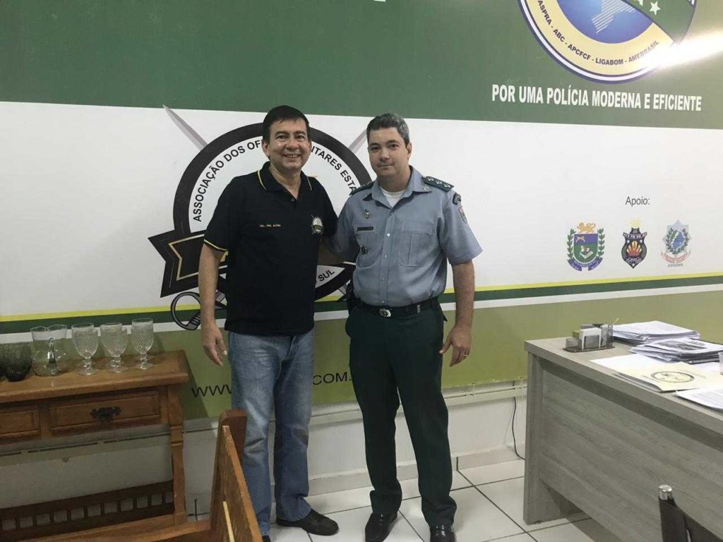 Coronel Alírio, presidente da AOFMS, com o capitão PM Marcel Vargas Fernandes, da Corregedoria